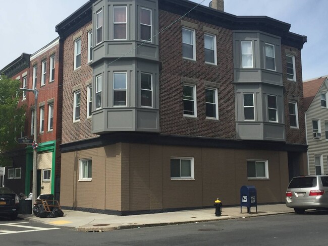 Building Photo - 241 Maverick St