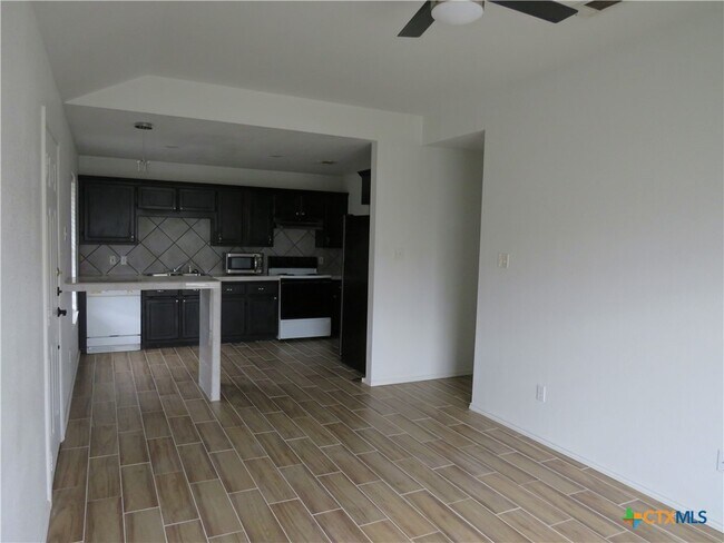 Foto del edificio - 4608 Bowles Dr