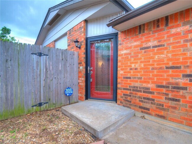 Building Photo - Charming 2 bed/2 bath home for rent near S Penn between 104th and 89th.  Moore Schools!