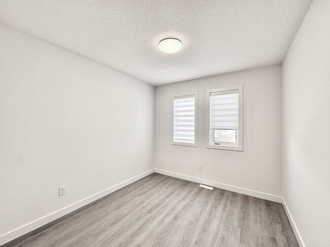 Photo du bâtiment - 9938 162 St NW