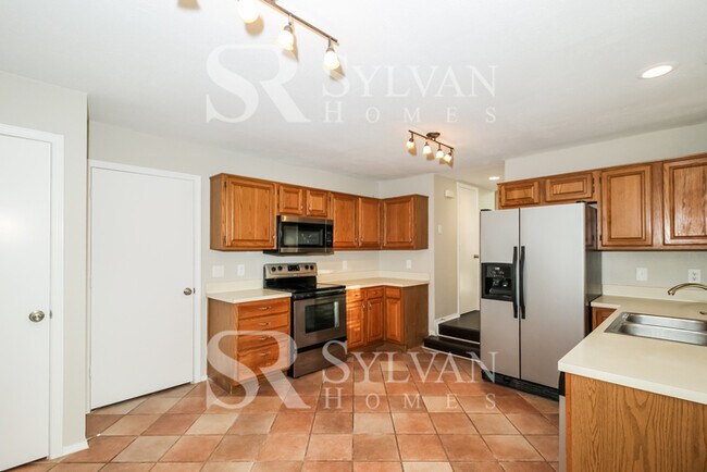 Building Photo - Spacious 3BR 2.5BA Home Awaits You!