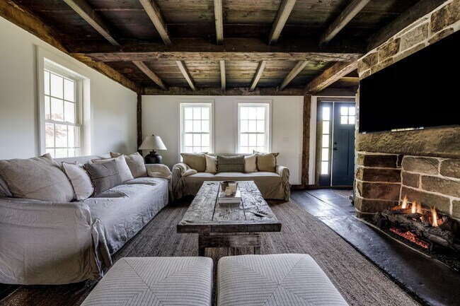 Foto del edificio - 740 Little City Rd