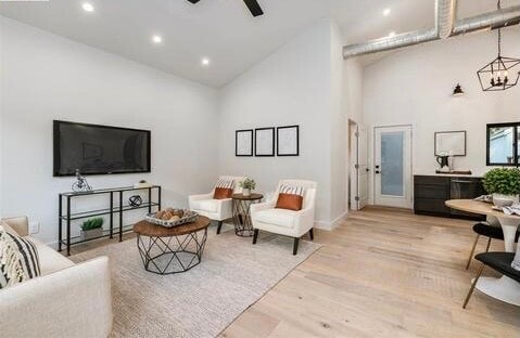 Building Photo - 2410 Lunada Ln