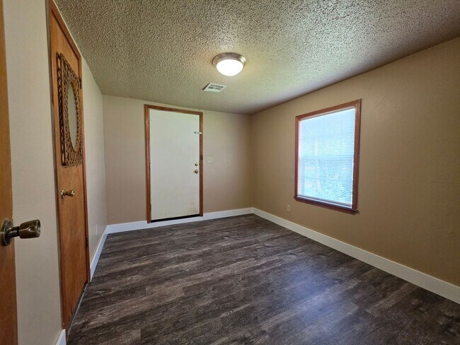 Building Photo - Cute 2 Bed home in Shawnee