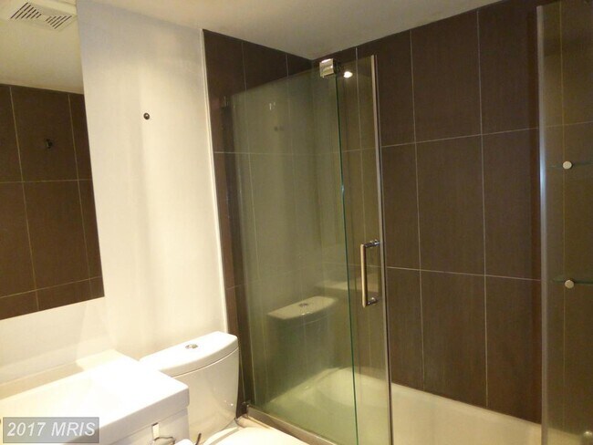 Baño uno. - 1436 Meridian Pl NW