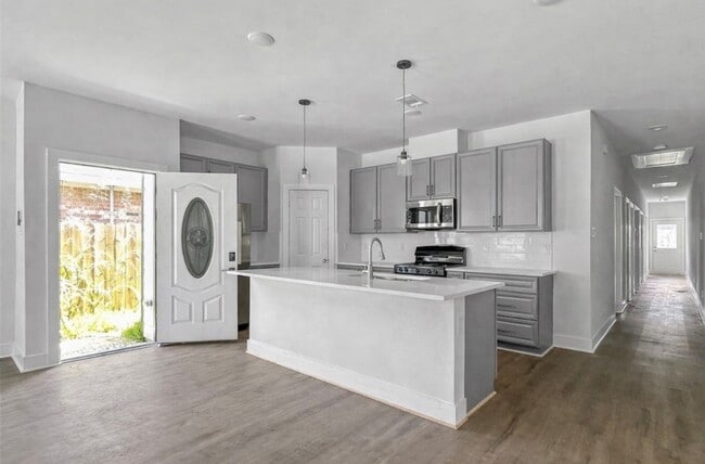 Building Photo - 6010 Bobby Burns St