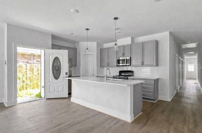 Foto del edificio - 6010 Bobby Burns St