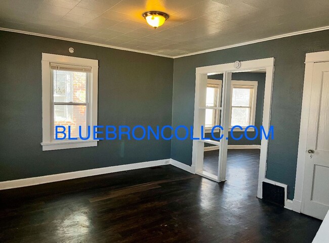 Building Photo - NEWly renovated Cute 2 bedroom 1 bathroom ...