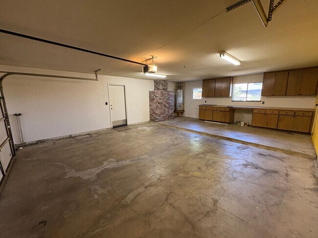 Foto del edificio - SW Visalia Home Available Now!!