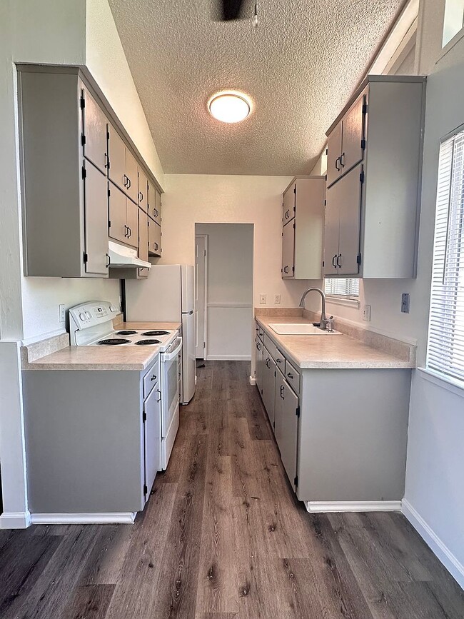 Foto del edificio - 8124 Plumeria Ave