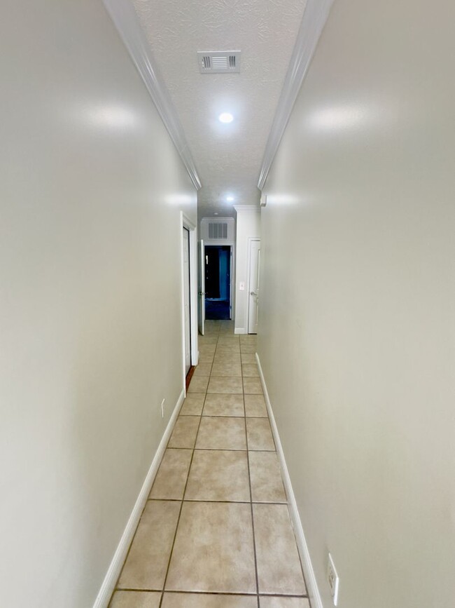 Building Photo - Fully furnished 5 Bedroom, 4 1/2 baths, wi...