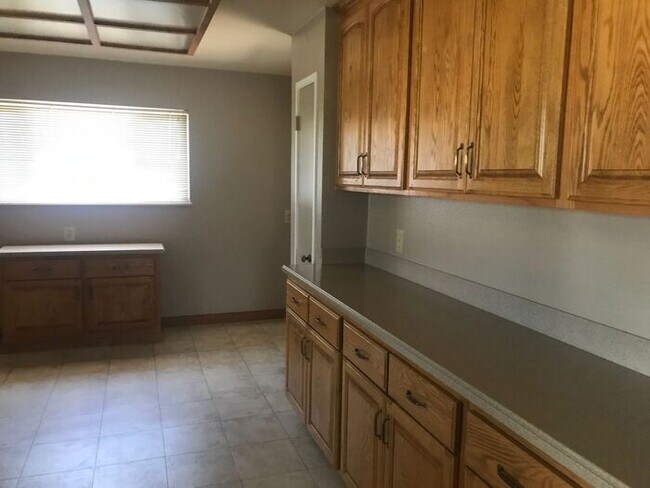 Building Photo - Don't miss this wonderful spacious home!