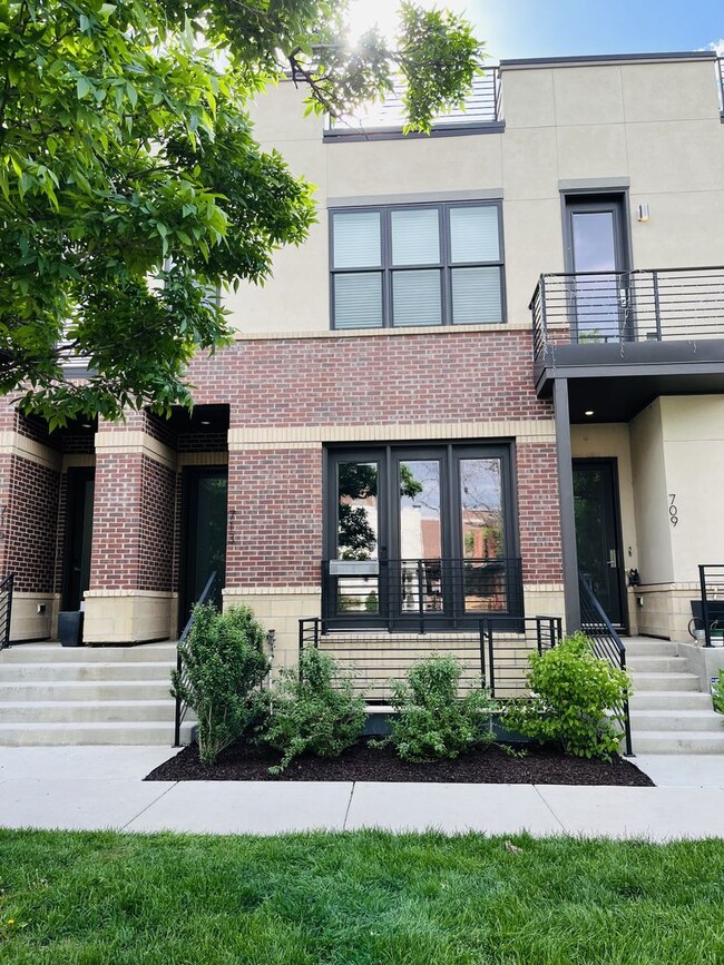 Building Photo - 713 S Logan St