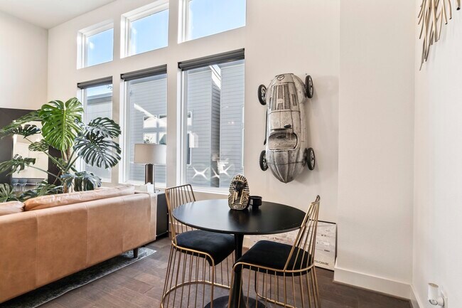 Foto del edificio - 2210 Lou Ellen Ln