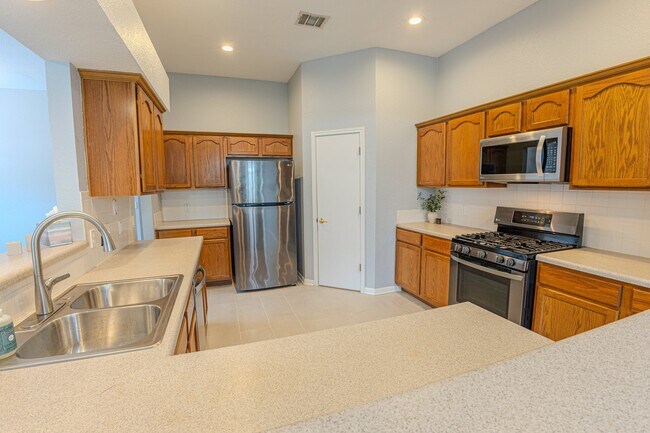 Building Photo - 208 Discovery