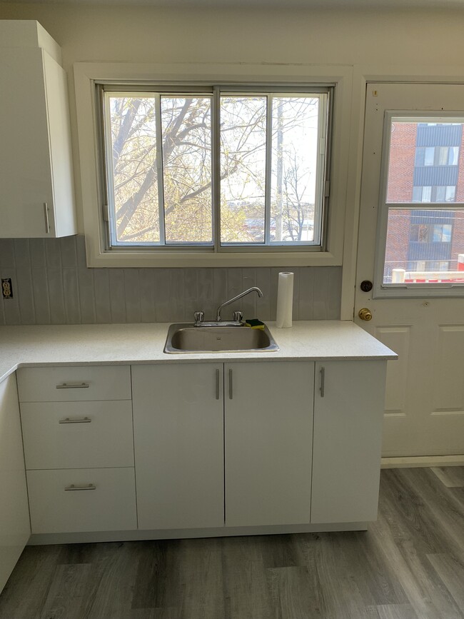 Kitchen sink, quartz counter (with unobstructed view)-Évier cuisine, comptoir quartz (vue dégagée) - 6494 Rue Renoir