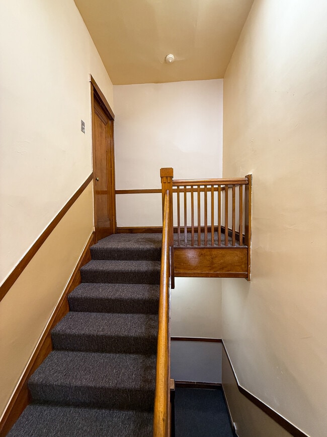Landing - 5043 W Argyle St