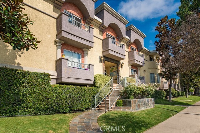 Primary Photo - 7045 Woodley Ave