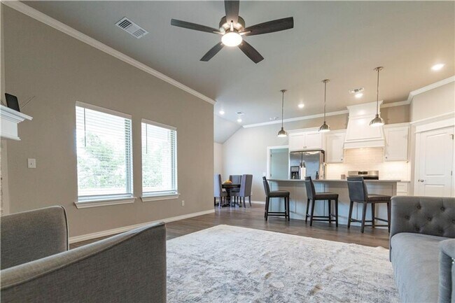 Building Photo - 3 Bedroom 2 Bathroom 2 Car Garage Home wit...