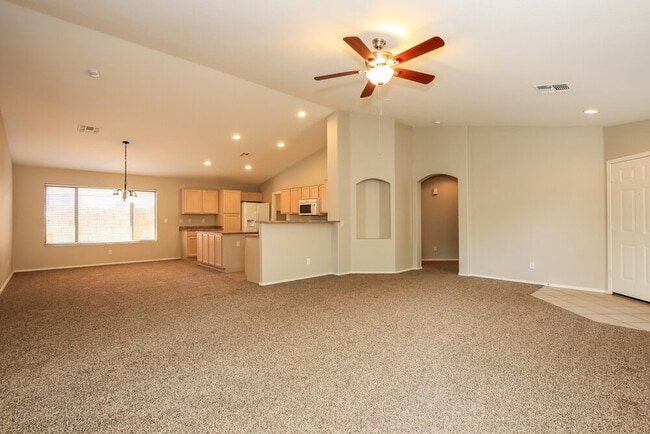 Foto del edificio - 15667 W Saguaro Ln