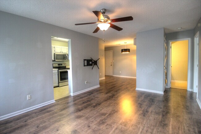 Foto del edificio - Nice 1 bedroom 2nd floor condo in SW Durham!