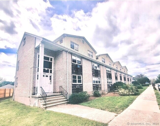 Building Photo - 3245 Main St