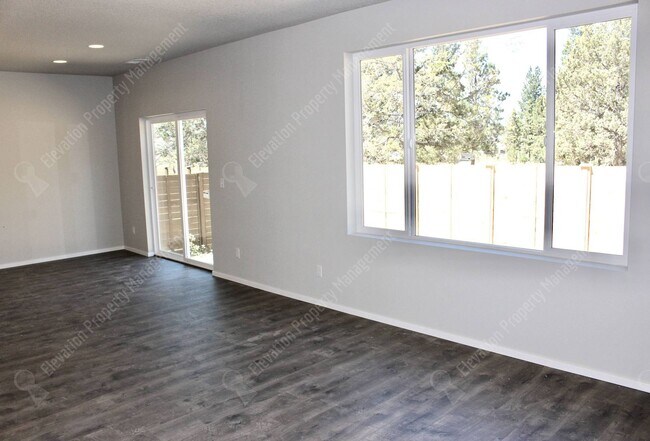 Building Photo - Home in Desirable Stone Creek – Close to t...