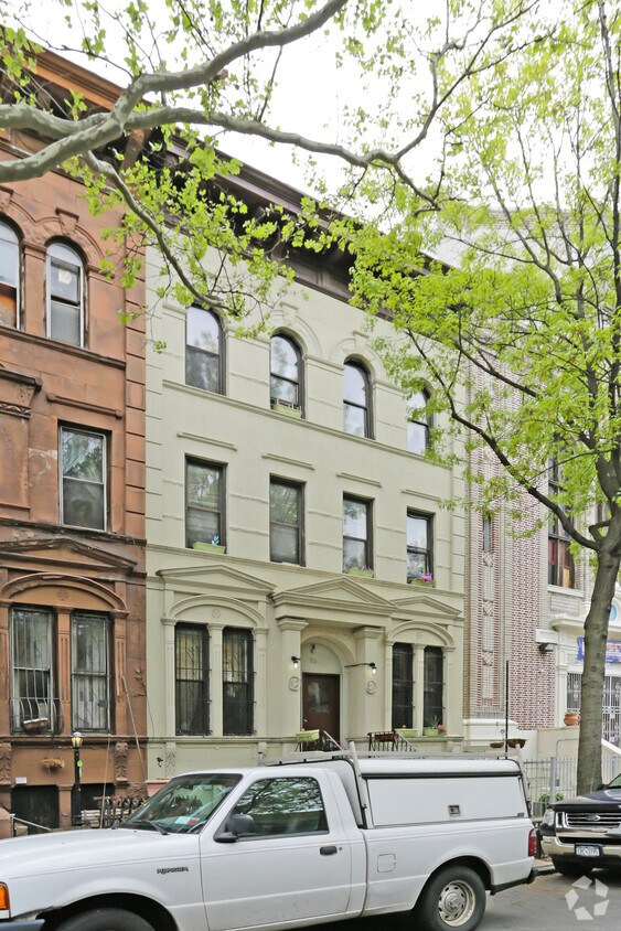 Building Photo - 763 Putnam Ave