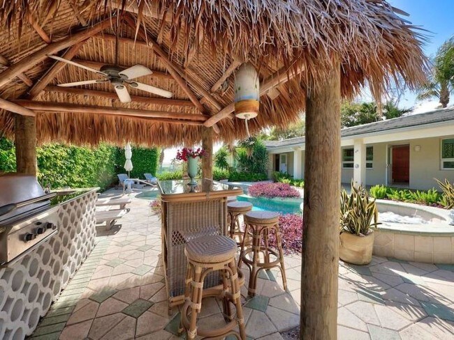 Building Photo - 1/1 Efficiency in Palm Beach Shores