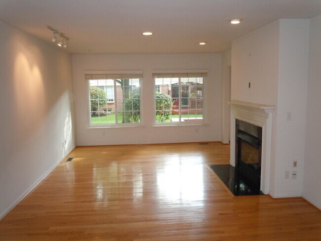 Building Photo - 312 James Cir