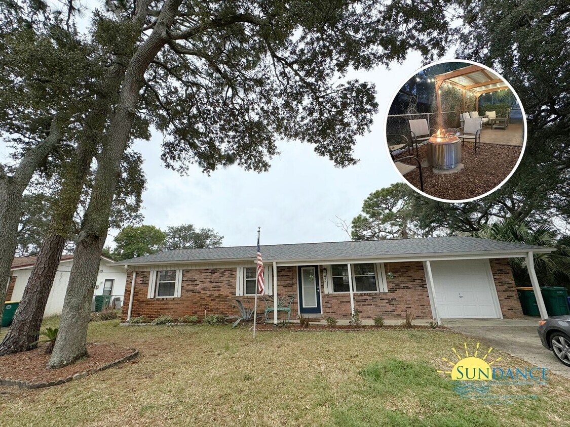 Primary Photo - 3 Bedroom Home with Custom Details and Gre...