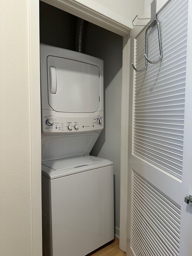 Washer Dryer - 4215 Glencoe Ave