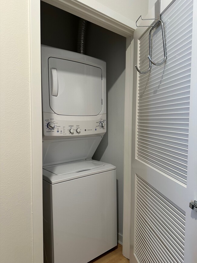 Washer Dryer - 4215 Glencoe Ave