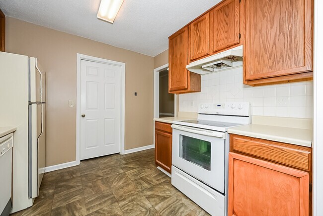 Building Photo - Newly renovated, large yard, a must see