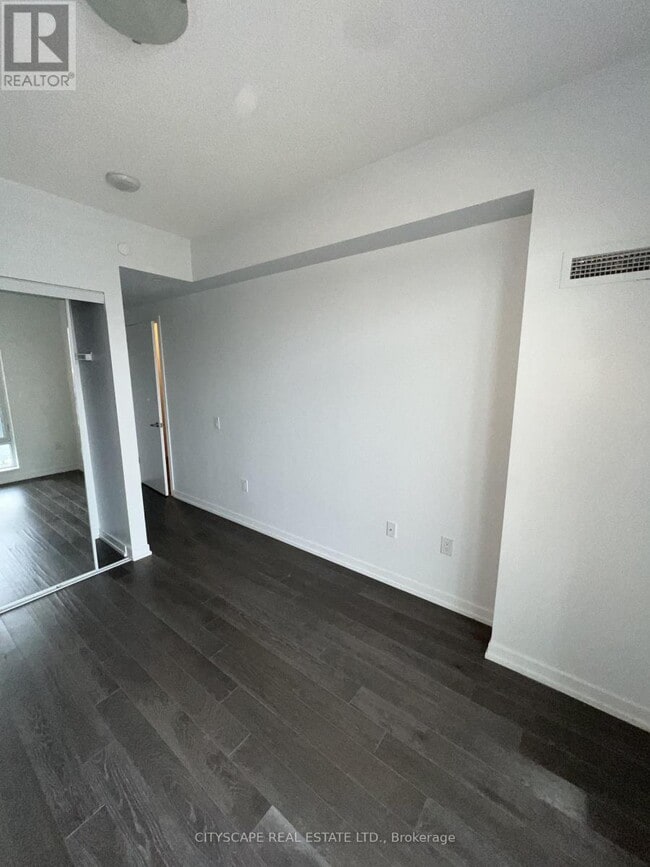 Photo du bâtiment - 2560 Eglinton Ave W