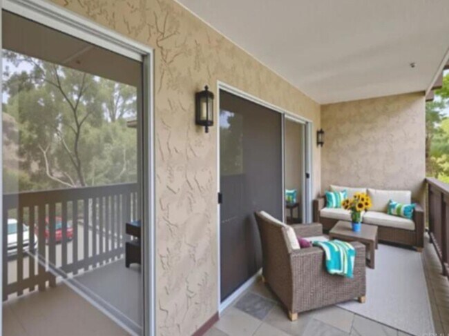 Foto del edificio - $2300/MO-1 BR/1BA FASHION VALLEY CONDO-$200 move in credit