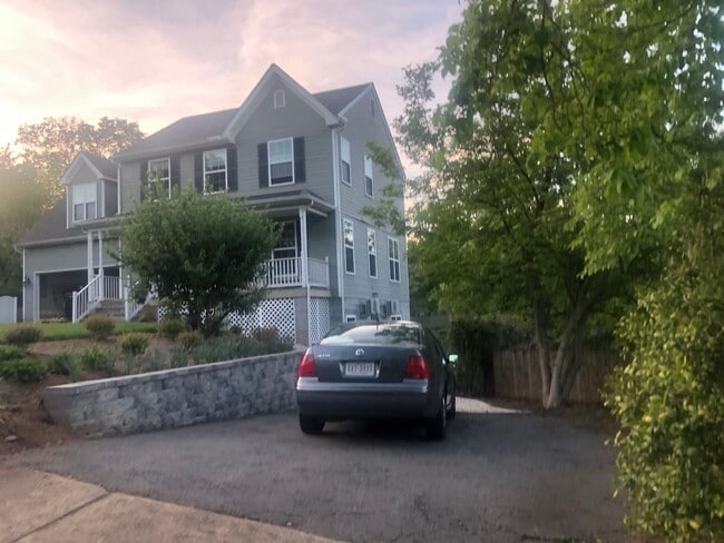 Building Photo - 5 Bedroom Single Family Home in Charlottes...
