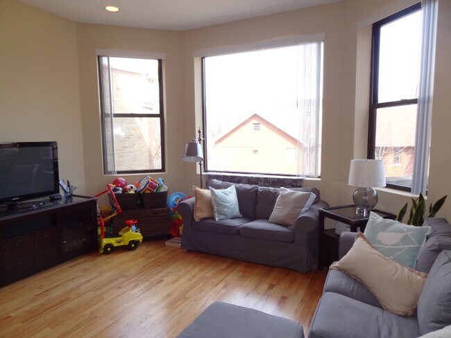 Foto del edificio - Available August 12th - 3 bed 2 bath Wicker Park