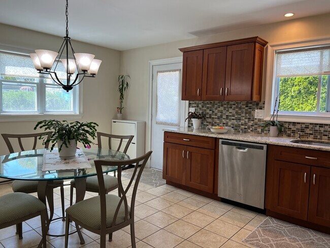 Building Photo - 3 Seeley St