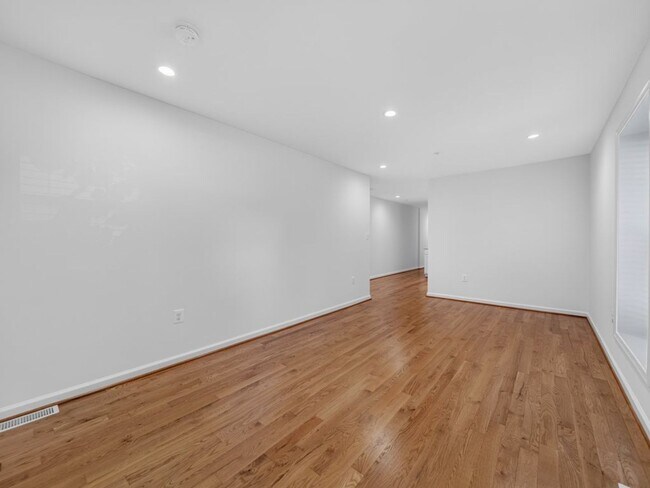 Foto del edificio - Newly Built 4BR/3BA Two-Level Townhome with Parking - Minutes to Navy Yard & Capitol Hill