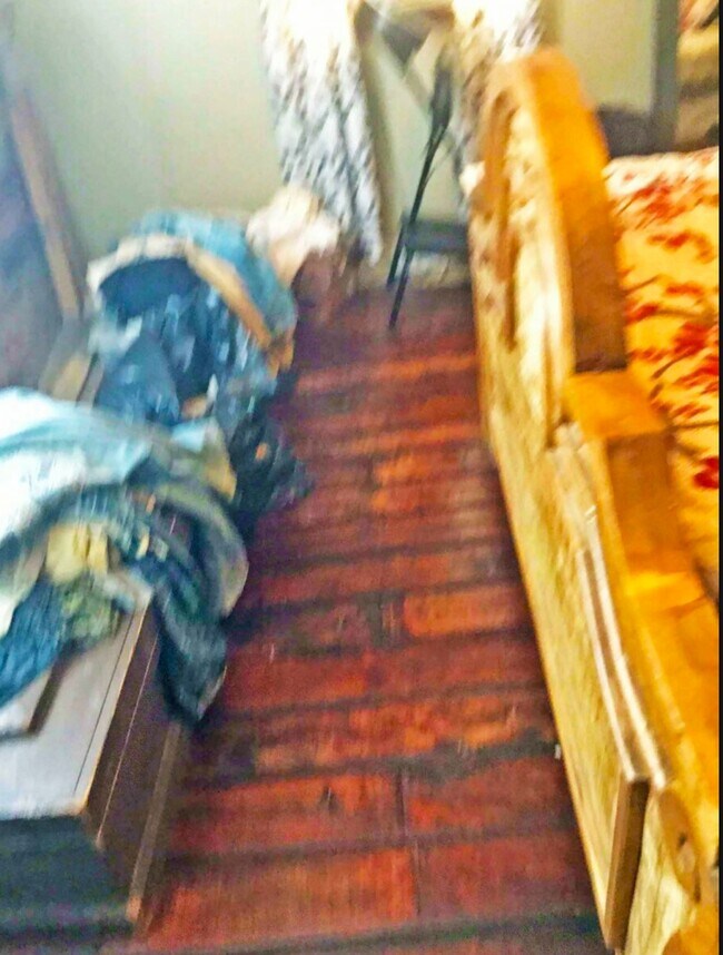 2do dormitorio con buhardilla cautiva, potencial vestidor u oficina - 1117 Fredonia St