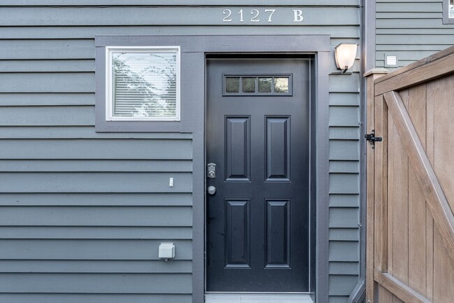Building Photo - 2bd/2.5ba Seattle Townhome