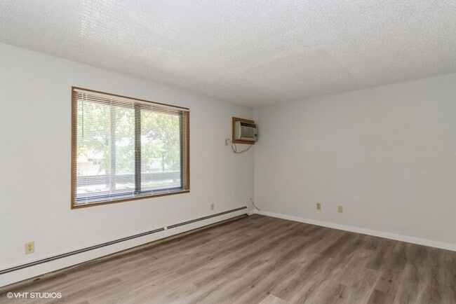 Building Photo - $995 | 2 Bedroom, 1 Bathroom APARTMENT | N...