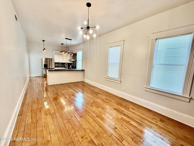 Foto del edificio - 311 E 5th St