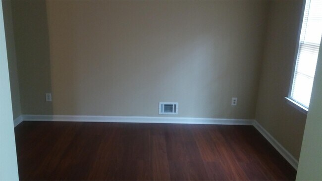 Foto del edificio - 2653 Laurel Woods Ln SE