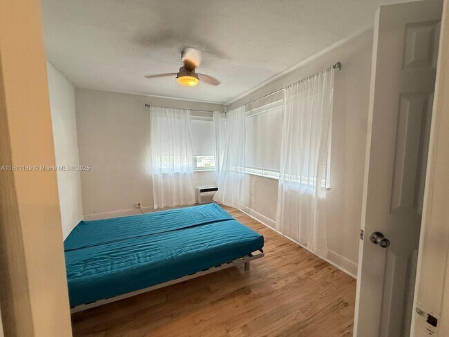 Foto del edificio - 6944 Byron Ave