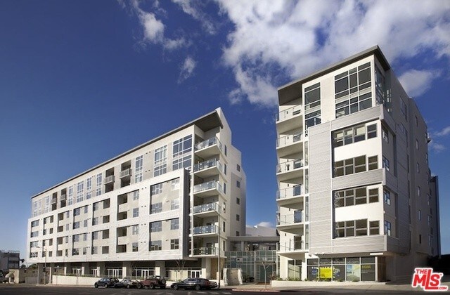 Foto principal - 1619 N La Brea Ave