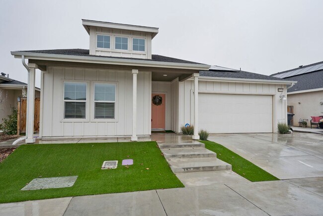 Building Photo - 4 bed 2 bath home with solar panels