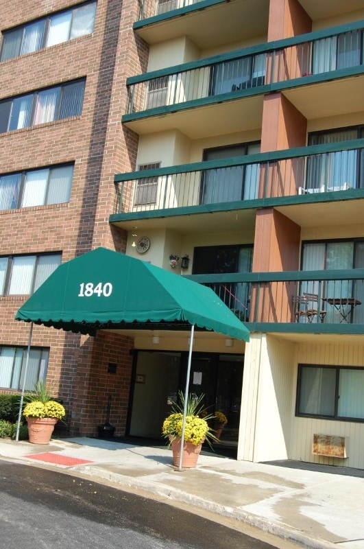 Building Photo - 1840 Huntington Blvd