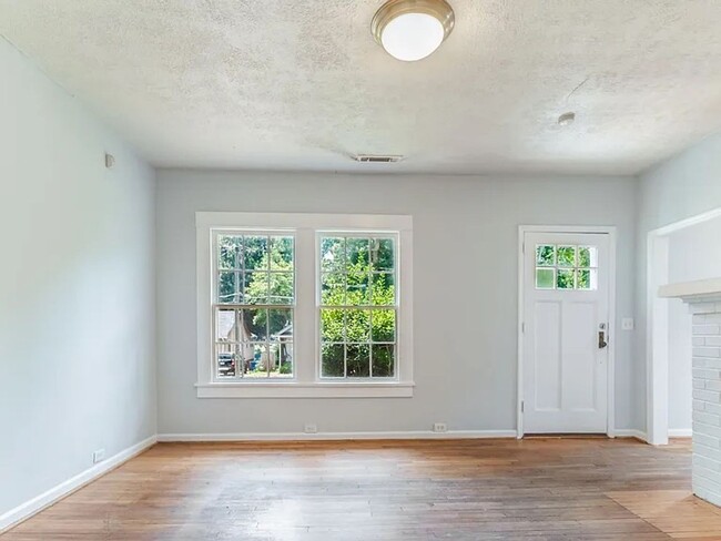 Building Photo - 3bd/2ba in the Heart of Oakland City and M...